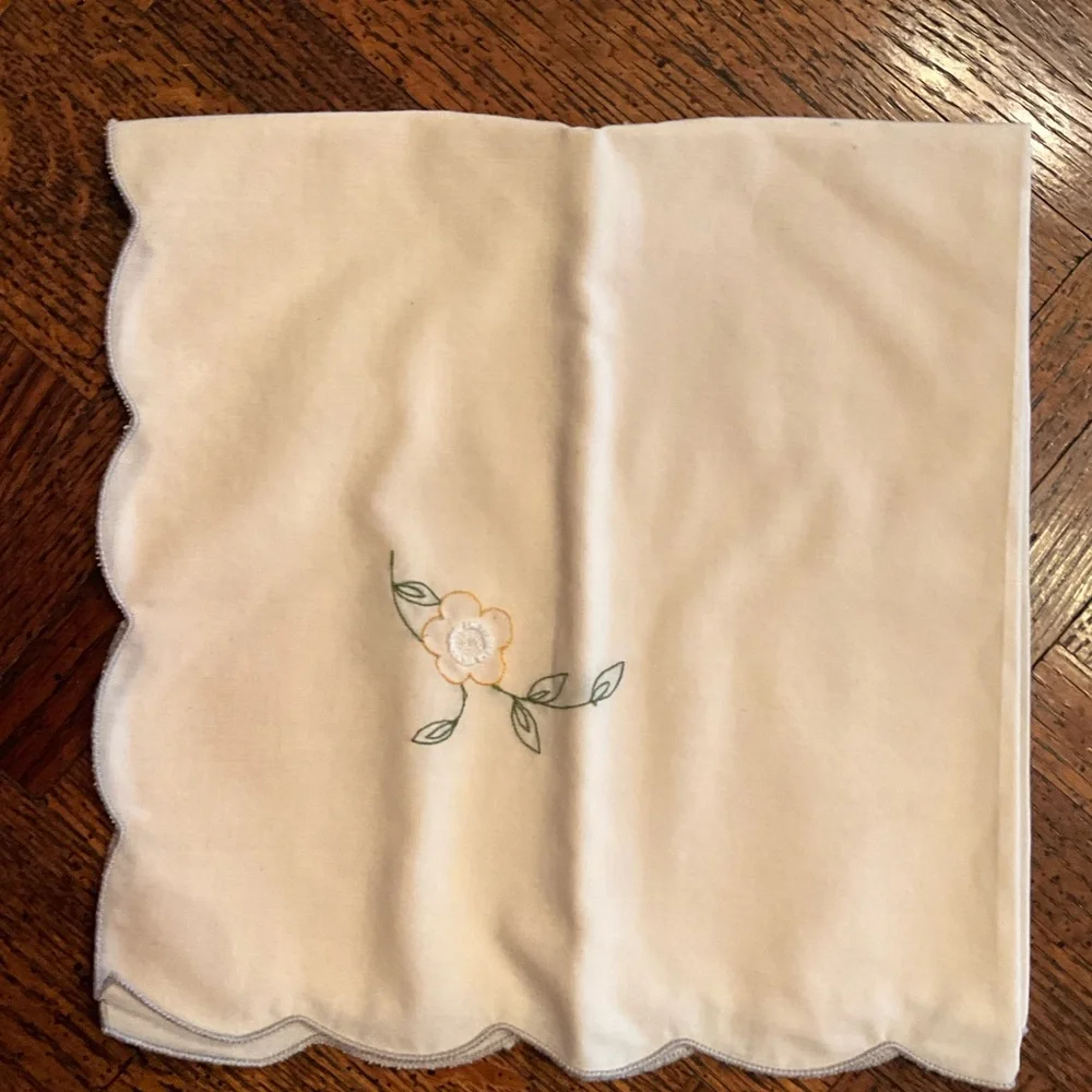 Eight Scalloped Edge Ivory Cream Floral Embroidered Vintage Dinner Napkins